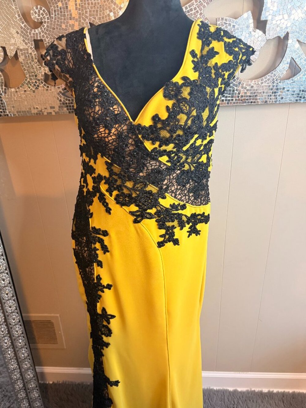 💛🔥 Bold Yellow & Black Lace Statement Gown ✨ Curve Hugging Elegance 💃‎